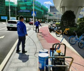 東莞市中心2號(hào)橋彩色透水混凝土噴油進(jìn)行中！