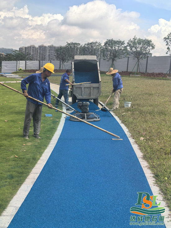 【廣州地石麗】新塘公園上城彩色透水瀝青開(kāi)始施工啦！