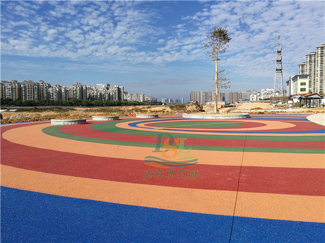 花香沁園公園春瀾廣場(chǎng)彩色透水地坪項(xiàng)目